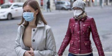 Personas con mascarillas para protegerse del coronavirus contaminación