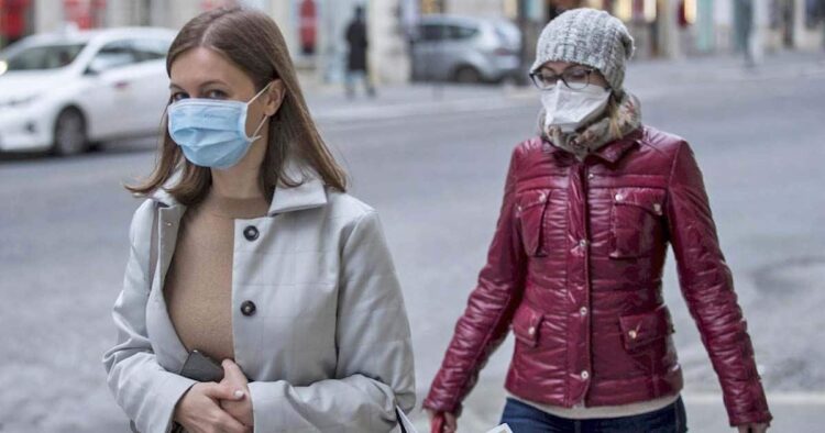 Personas con mascarillas para protegerse del coronavirus contaminación