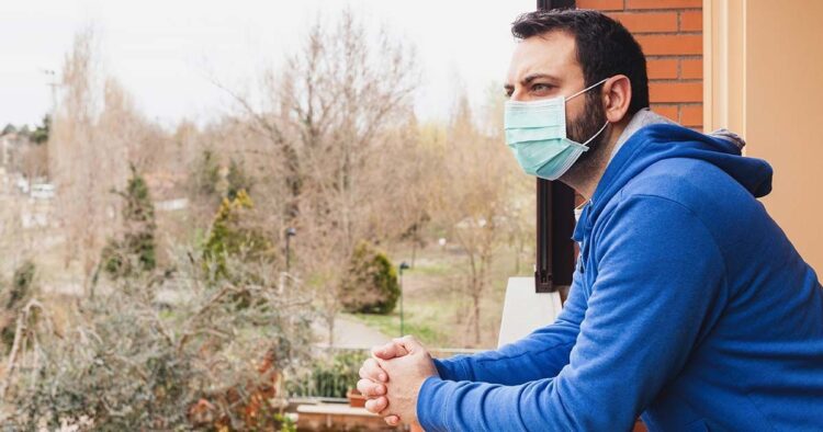 Persona con mascarilla en su casa coronavirus