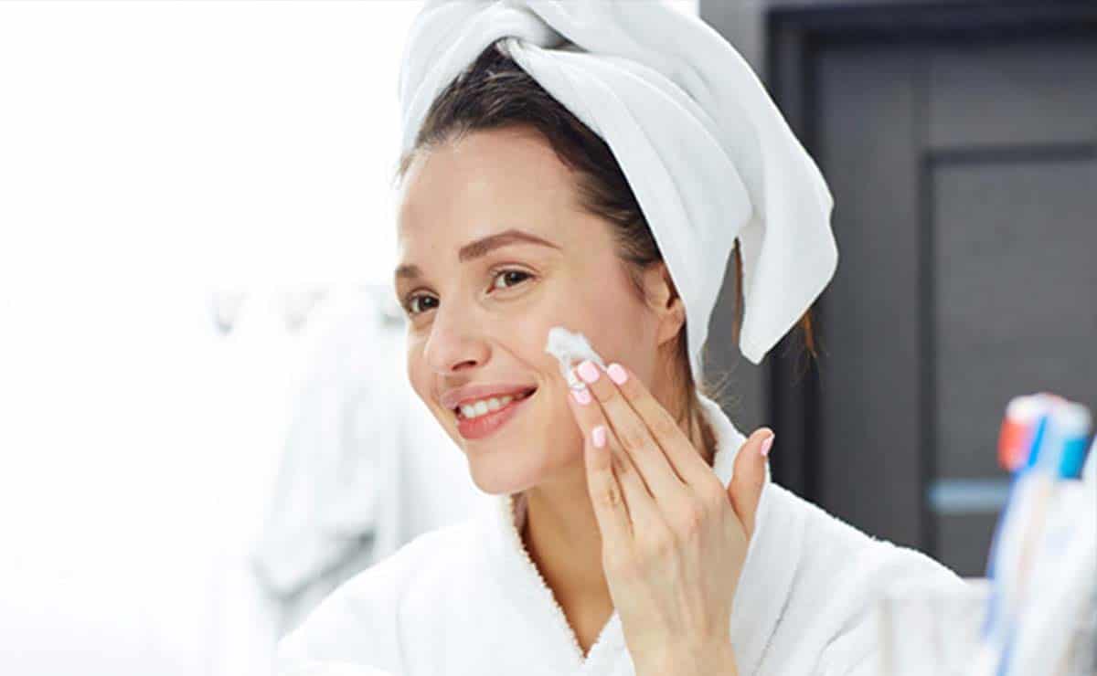 Mujer aplicando crema para el rostro