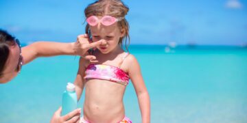 La OCU señalan cuales son las cremas solares que no debes utilizar para los más pequeños