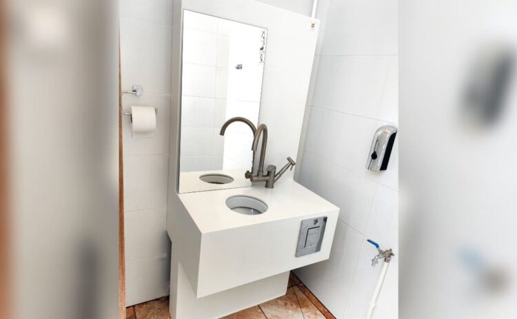 Cuarto de baño adaptado a personas ostomizadas