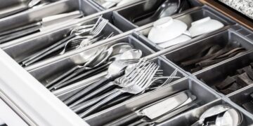 Cómo hacer la limpieza de cubiertos de metal con bicarbonato