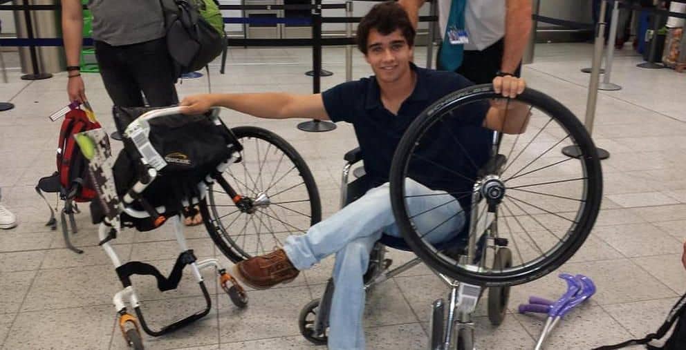 Daniel Caverzaschi después de recoger su silla rota (Twitter: @DaniCaver)