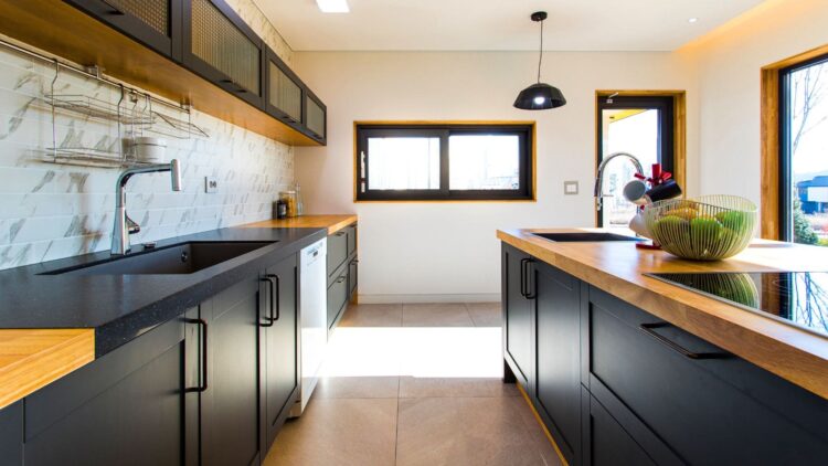 Interior de una cocina amueblada