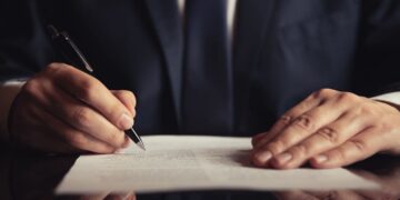 El Código Civil recoge que es posible dejar fuera de la herencia a un familiar, siempre y cuando se recoja en el testamento