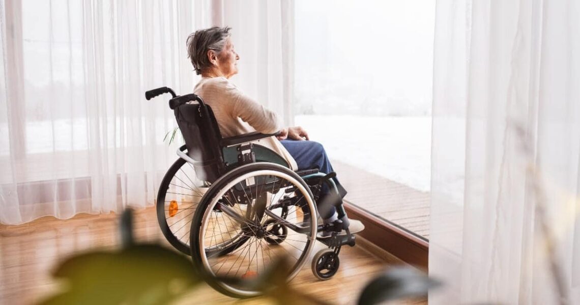Persona mayor en silla de ruedas con dependencia discapacidad
