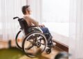 Persona mayor en silla de ruedas con dependencia discapacidad