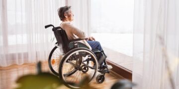 Persona mayor en silla de ruedas con dependencia discapacidad