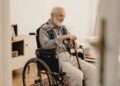 dependencia persona en silla de ruedas