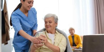 Persona mayor usuaria del Sistema para la Autonomía y Atención a la Dependencia en Andalucía