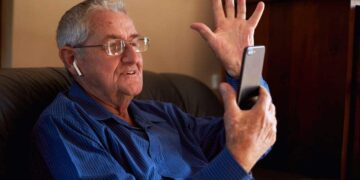 dependencia persona mayor videollamada movil