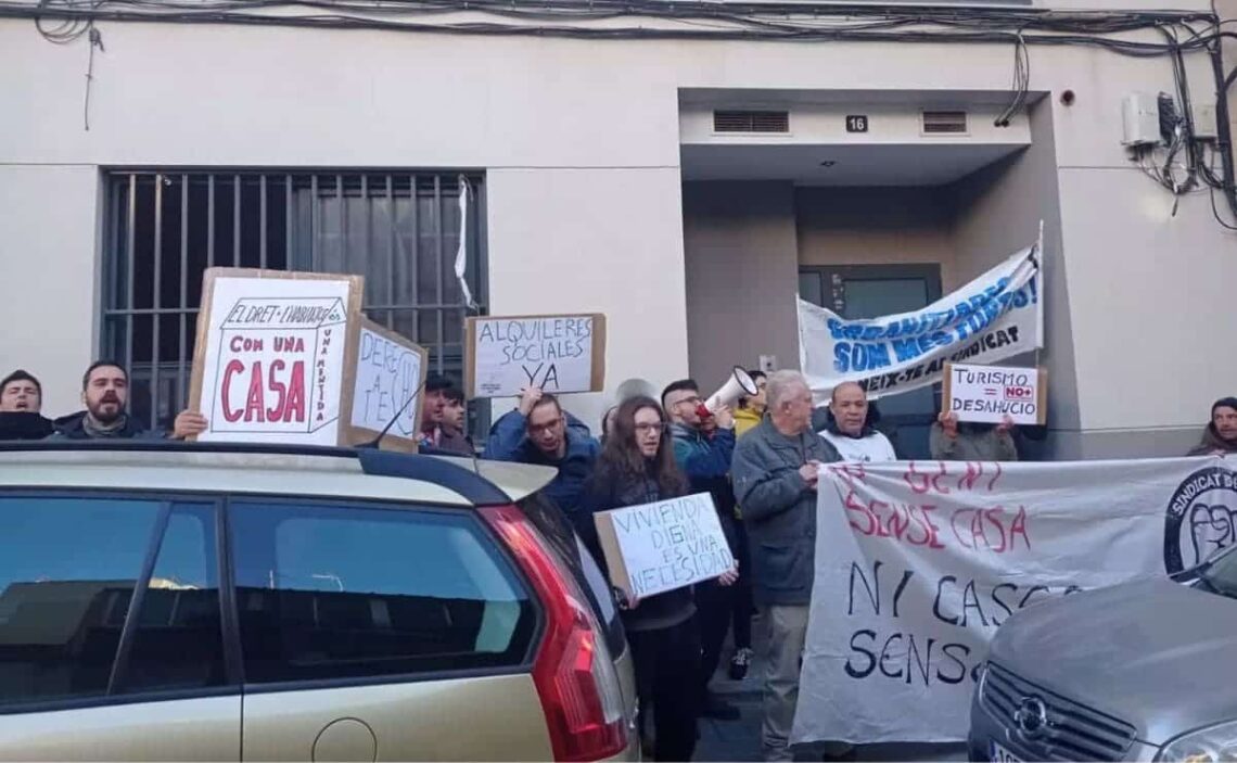 Desahucian a una mujer mayor y a su hijo con discapacidad de su casa