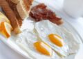 desayuno ayuno huevos bacon