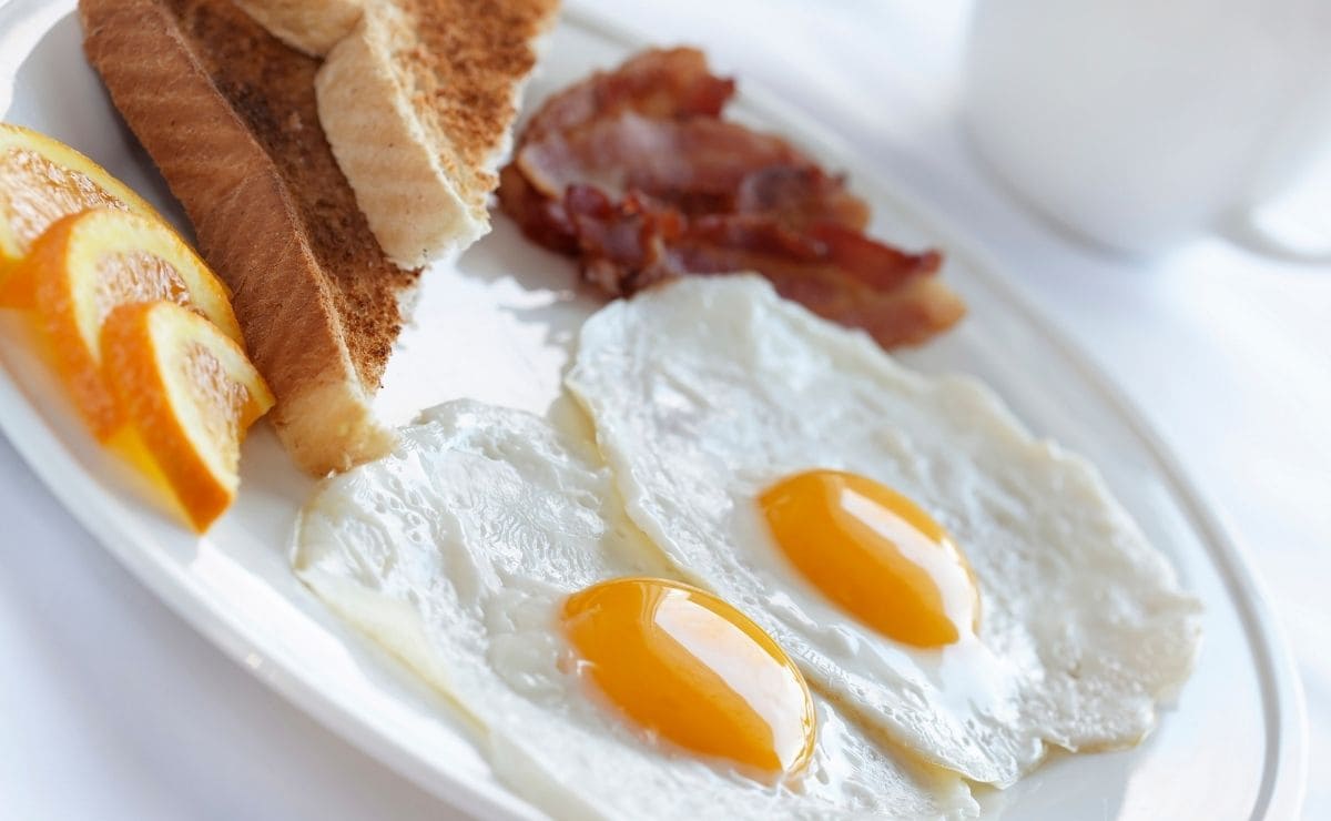 desayuno ayuno huevos bacon
