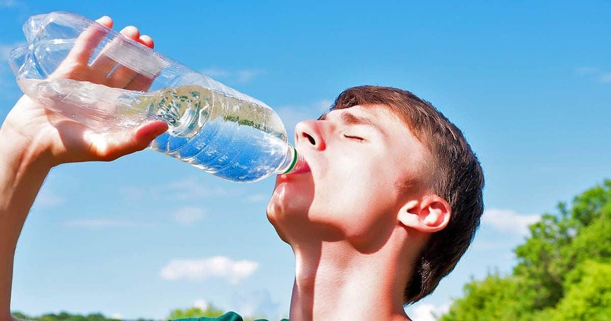 Hombre bebiendo agua