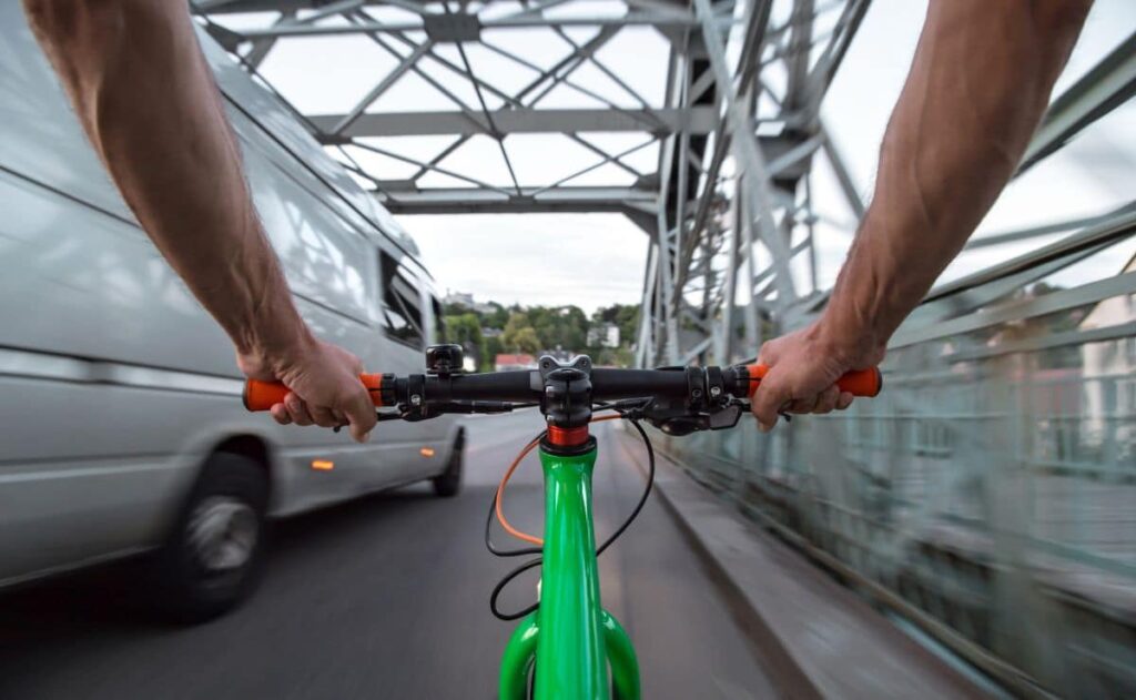 dgt bicicleta tráfico coche automóvil adelantamiento peligro riesgo accidente