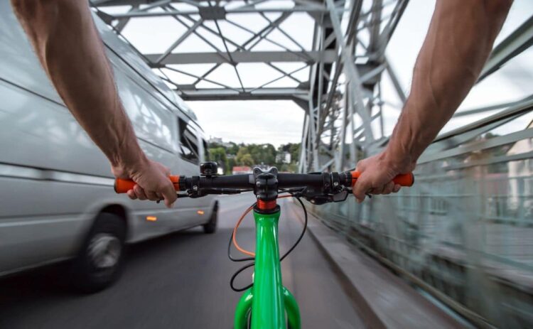 dgt bicicleta tráfico coche automóvil adelantamiento peligro riesgo accidente