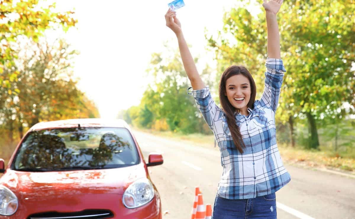 Mujer joven aprobando el carnet de conducir