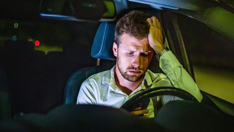 Hombre en el interior de un coche