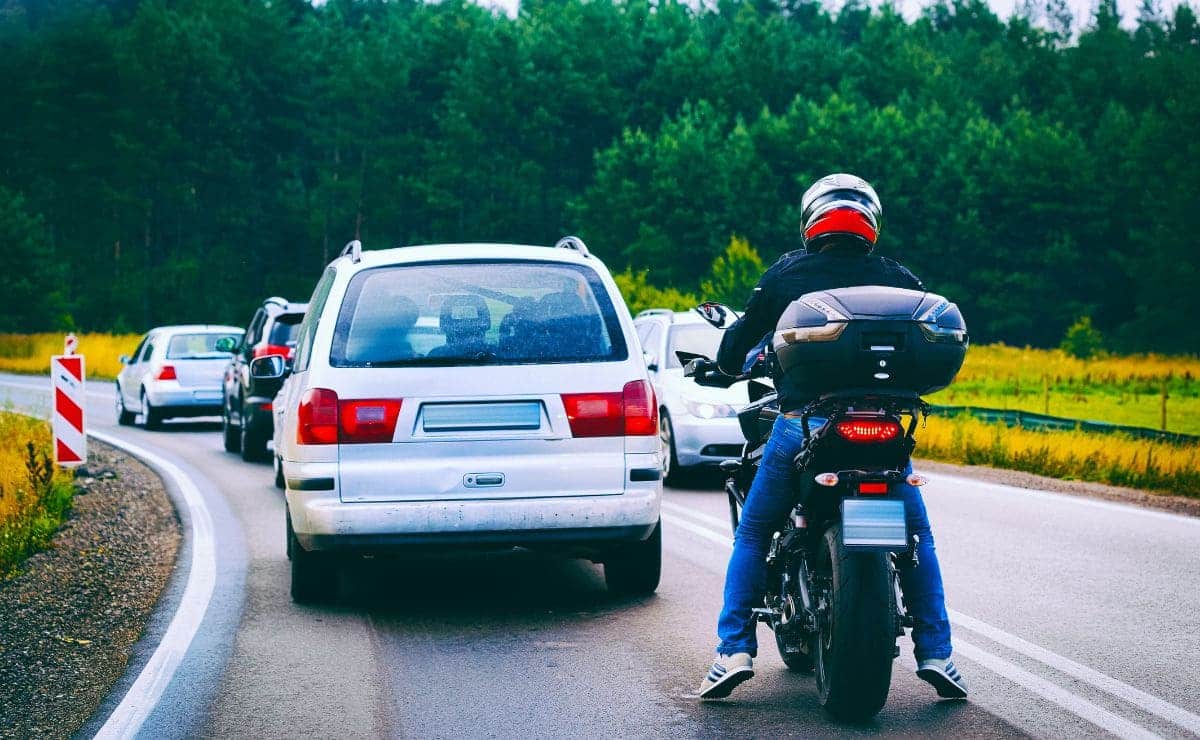 Carretera con retenciones por el tráfico