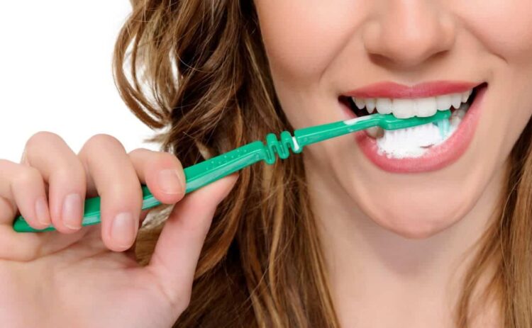 Cómo blanquear los dientes con bicarbonato