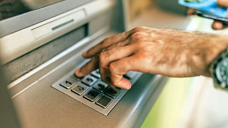 Cómo recuperar tu dinero si el cajero automático se queda tu efectivo