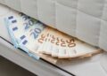 Guardar dinero en efectivo debajo del colchón tiene riesgos