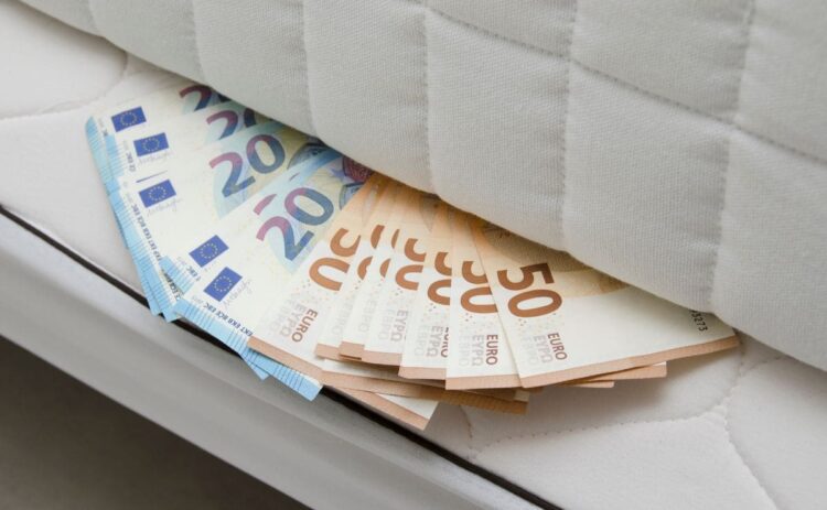 Guardar dinero en efectivo debajo del colchón tiene riesgos