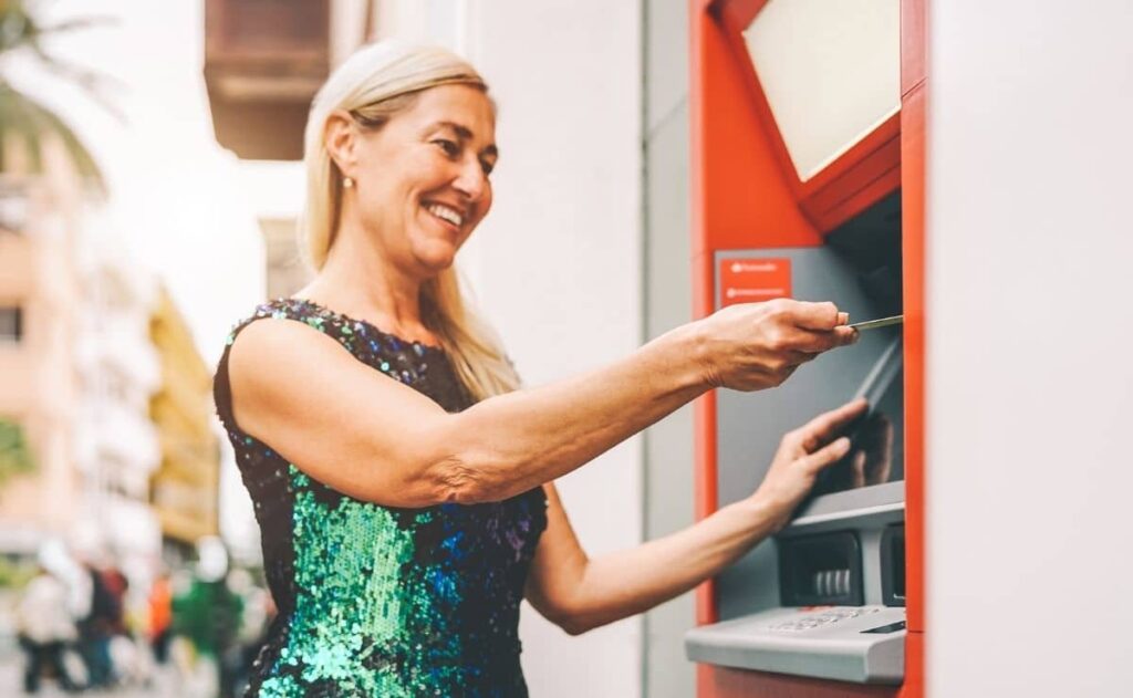 dinero efectivo banco billetes entidad bancaria financiera tarjeta