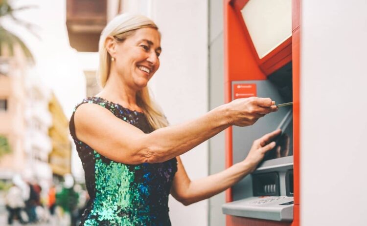 dinero efectivo banco billetes entidad bancaria financiera tarjeta