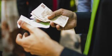 El Banco de España recoge que el dinero en efectivo es el medio de pago más utilizado en 2022 por delante de la tarjeta