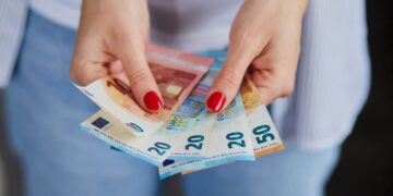 dinero efectivo euros billetes monedas ayuda límite
