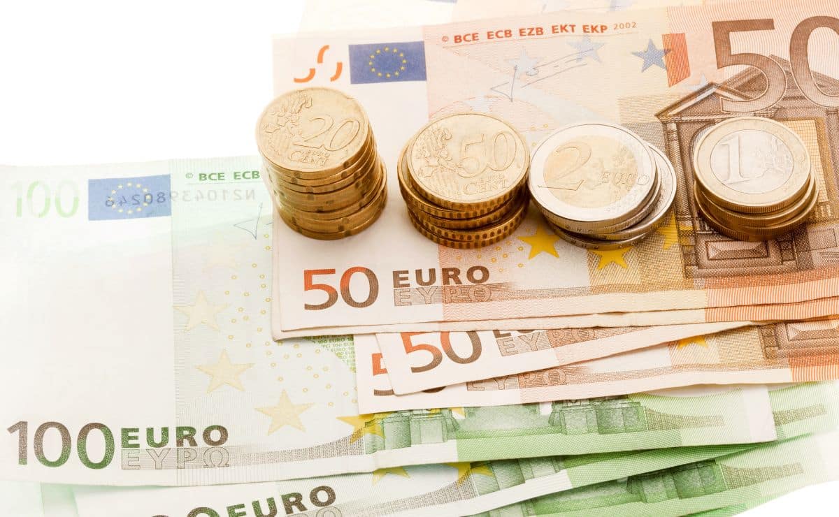 dinero euro billete moneda ayuda prestación económica economía