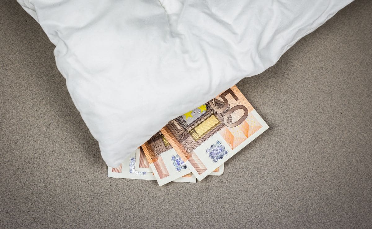 Qué cantidad de dinero se puede tener debajo del colchón?