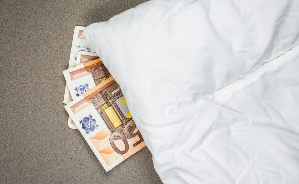 Estos son los riesgos de guardar dinero en efectivo bajo el colchón