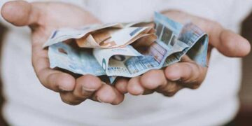 Persona con billetes en al mano pensión