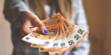 El Gobierno aprueba la subida del SMI con carácter retroactivo a enero de 2023