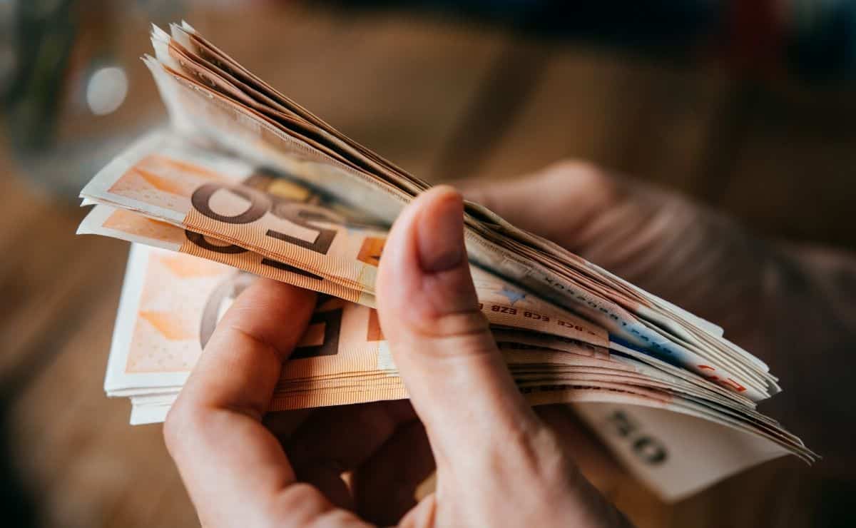 dinero subsidio desempleo billetes euros desempleo mayores ayuda prestación
