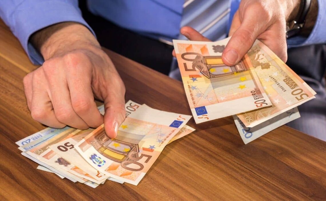 dinero subsidio desempleo billetes euros desempleo mayores ayuda prestación