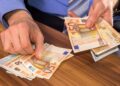dinero subsidio desempleo billetes euros desempleo mayores ayuda prestación