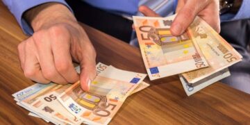 dinero subsidio desempleo billetes euros desempleo mayores ayuda prestación