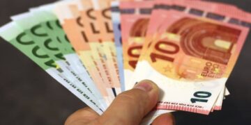 subsidio desempleo billetes dinero prestación ayuda requisitos