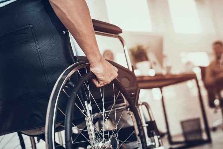 usuario con discapacidad en silla de ruedas