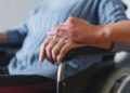 Persona con discapacidad en una silla de ruedas dependencia