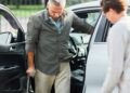 Hombre con incapacidad en un coche