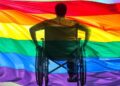 Persona con discapacidad y bandera lgtbi