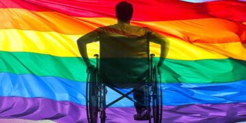 Persona con discapacidad y bandera lgtbi