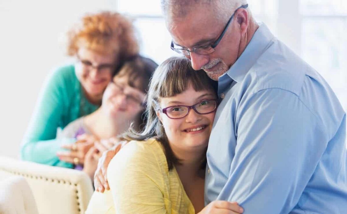 Niñas con síndrome de Down abrazan a sus padres