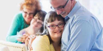 Niñas con síndrome de Down abrazan a sus padres